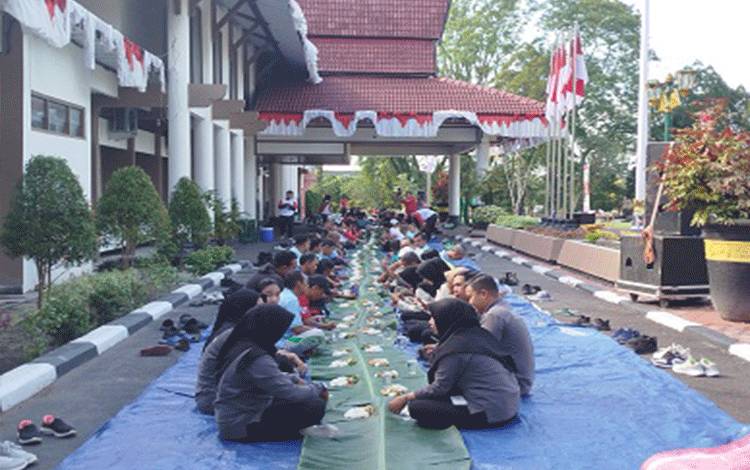Pemkab Kobar Meriahkan HUT ke-80 RI dengan Tradisi Menyoga Behampar
