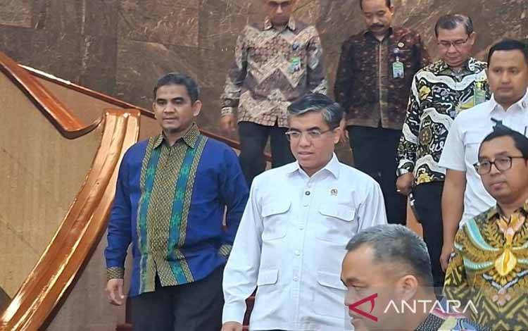 Menaker Yassierli dalam konferensi pers. (ANTARA/Aji Cakti)