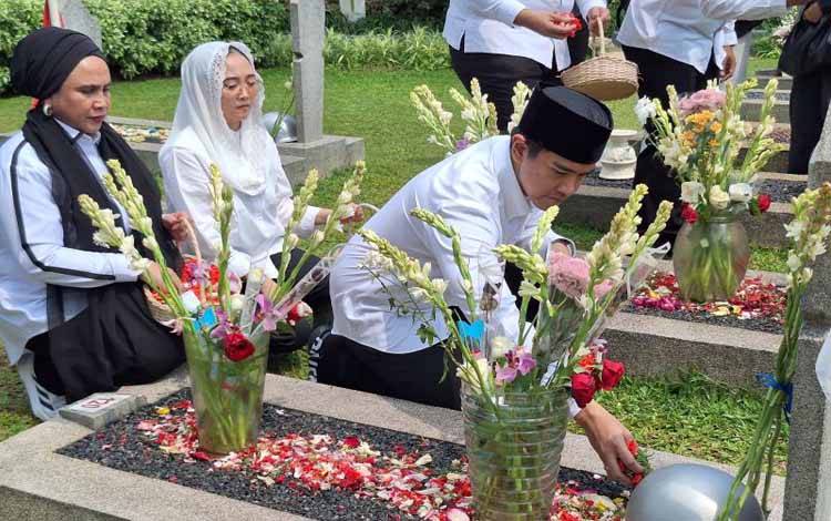 Kaesang Ziarah ke Makam Presiden Ketiga RI B.J. Habibie