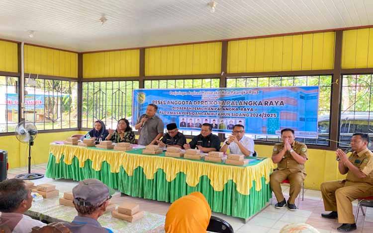 Aktivitas reses di Kelurahan Marang saat Anggota DPRD Palangka Raya, Khemal Nasery (Foto:Ist)