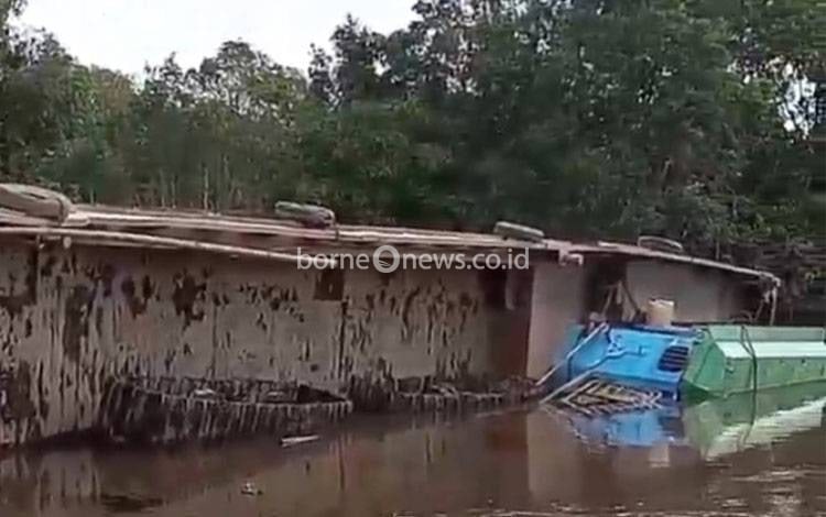 Tongkang Mini Bermuatan Alat Berat Terbalik di Perairan Dadahup Kapuas