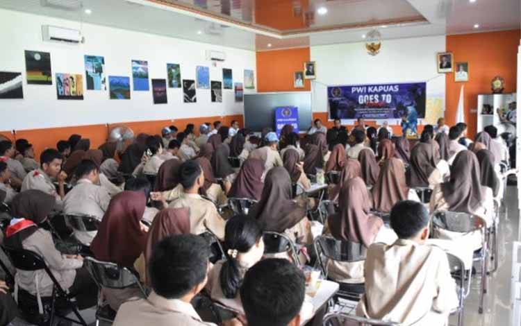 Program Goes To School Digelar di SMKN 1 Kuala Kapuas, Ketua PWI Kapuas Semangati Pelajar Mengenal Dunia Jurnalistik