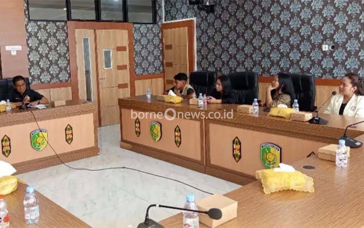 Ketua DPRD Palangka Raya, Subandi, menerima audiensi dari KMHDI Institut Agama Hindu Negeri Tampung Penyang Palangka Raya (Foto:Sekretariat Humas DPRD Palangka Raya untuk Borneonews)