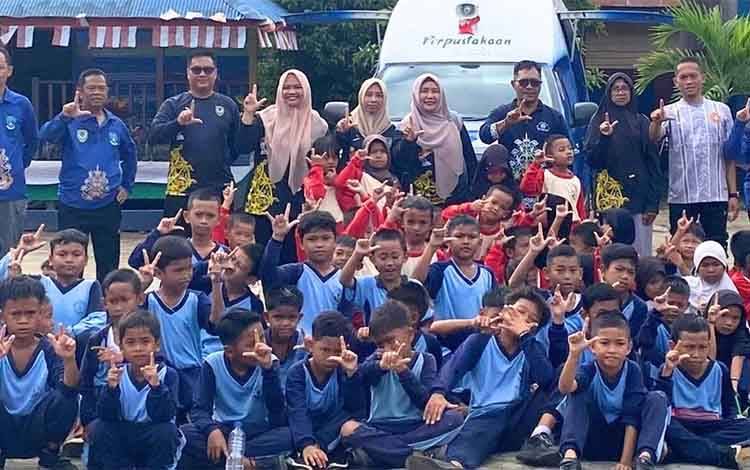 Dinas Perpustakaan Seruyan Gelar Perpustakaan Keliling di SDN 2 Persil Raya, Siswa Antusias
