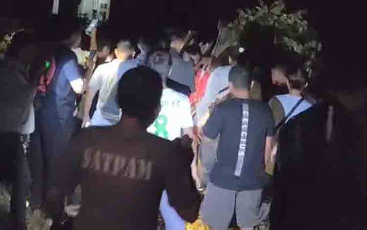 Pencarian Anak Hilang Berujung Penemuan Gadis di Tumpukan Kayu