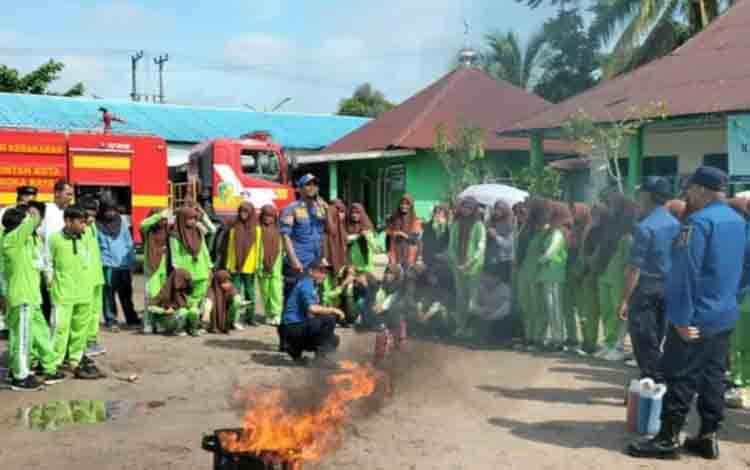 Disdamkarmat Palangka Raya Gelar Pelatihan Pencegahan Kebakaran di SMP Nahdatul Ulama