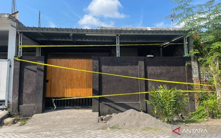 Polisi Evakuasi Jenazah Perempuan Korban Cor ke RS Bhayangkara