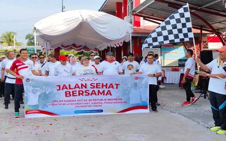 Semarak HUT ke - 80 RI, Kanwil Ditjen Pas Kalteng Gelar Jalan Sehat dan Lomba Tradisional