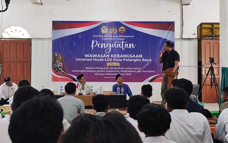 Komandan Tim Unit Pencegahan dan Identifikasi Satgas Densus 88 Satgaswil Kalteng, Ganjar saat memberikan materi. (FOTO: HERMAWAN)