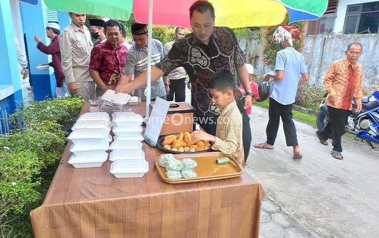 Meja Amal Selepas Salat Jumat di Masjid Ar Rahman Palangka Raya, Menjemput Ragam Kebaikan dari Indah Bersedekah