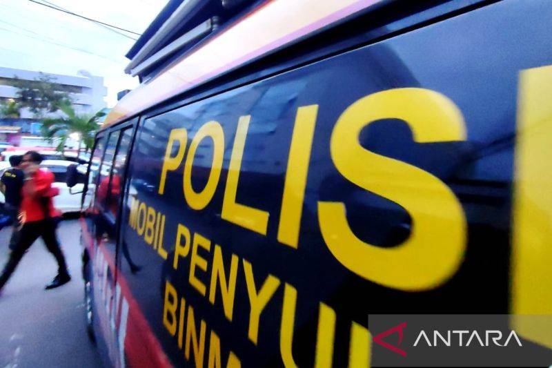 Ilustrasi - Seorang melintas di depan mobil Binmas yang terparkir di Kantor Polisi setempat, Makassar, Sulawesi Selatan. ANTARA/Darwin Fatir.