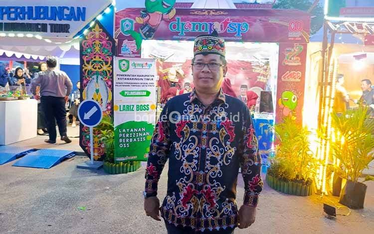 Kepala DPMPTSP Kotawaringin Timur, Diana Setiawan, saat berada di depan stand, Minggu, 24 Agustus 2025. (FOTO : DEVI)