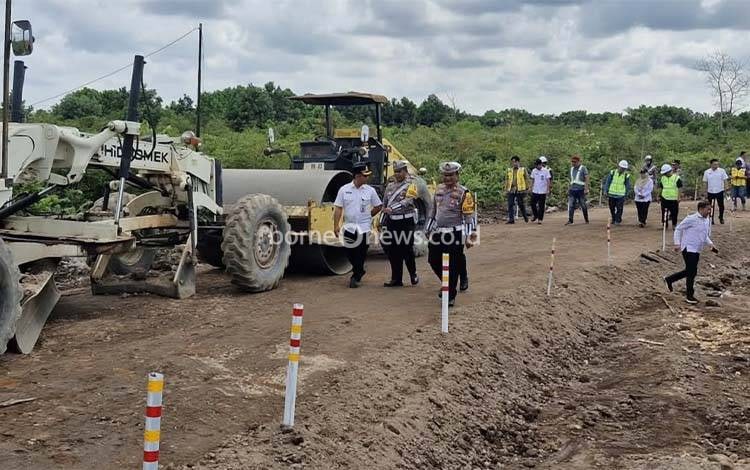Dishub Kotim Imbau Angkutan Berat Kurangi Beban Muatan Saat Lintasi Jembatan Darurat Sei Lenggana