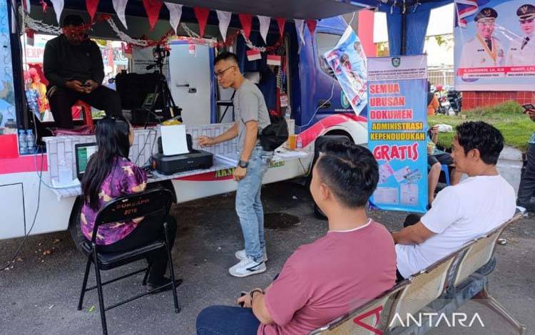 Dinas Kependudukan dan Pencatatan Sipil (Disdukcapil) Kotim membuka layanan publik di arena Sampit Trade Expo 2025 di Sampit, Minggu (24/8/2025). (ANTARA/Devita Maulina)