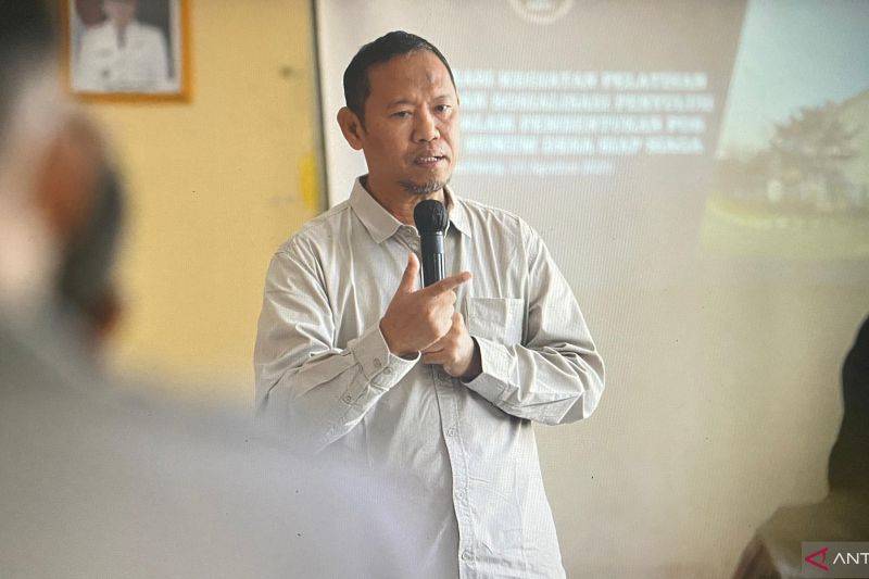Eks narapidana kasus terorisme Abdul Haris alias Amir Haris Falah saat menjadi pembicara di hadapan ratusan penggerak Desa Siapsiaga di Kecamatan Jamblang, Kabupaten Cirebon. (Syamsul Rizal)