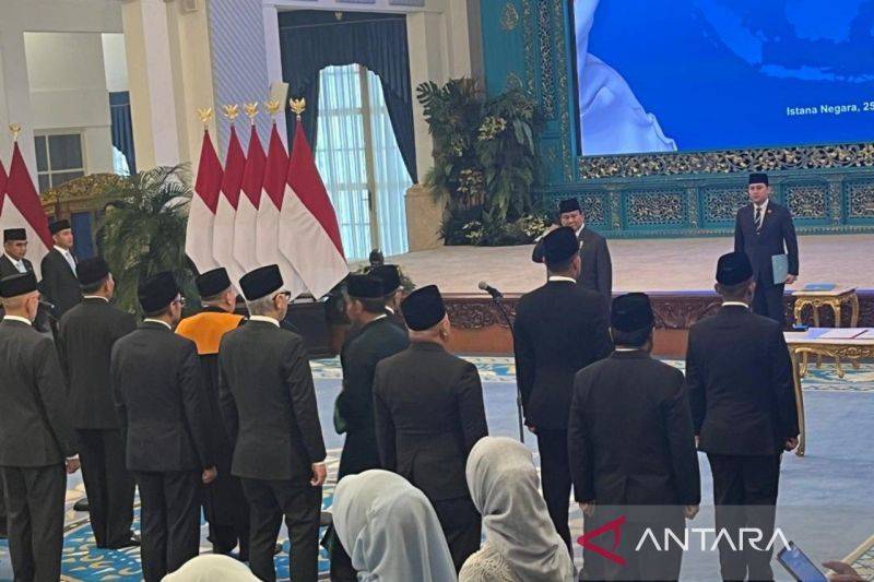 Presiden RI Prabowo Subianto memimpin upacara pengucapan sumpah/janji Wakil Ketua Mahkamah Agung Bidang Yudisial Suharto di Istana Negara, Jakarta, Senin (25/8/2025). (ANTARA/Fathur Rochman)