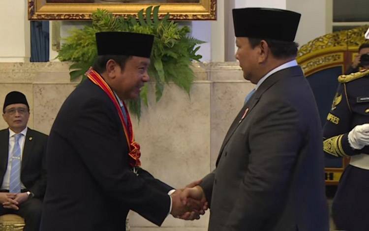 Pengusaha nasional asal Kabupaten Kobar, Provinsi Kalteng H. Abdul Rasyid AS saat menerima tanda kehormatan Bintang Mahaputra Pratama dari Presiden Republik Indonesia Prabowo Subianto di Istana Negara, Jakarta, Senin, 25 Agustus 2025.