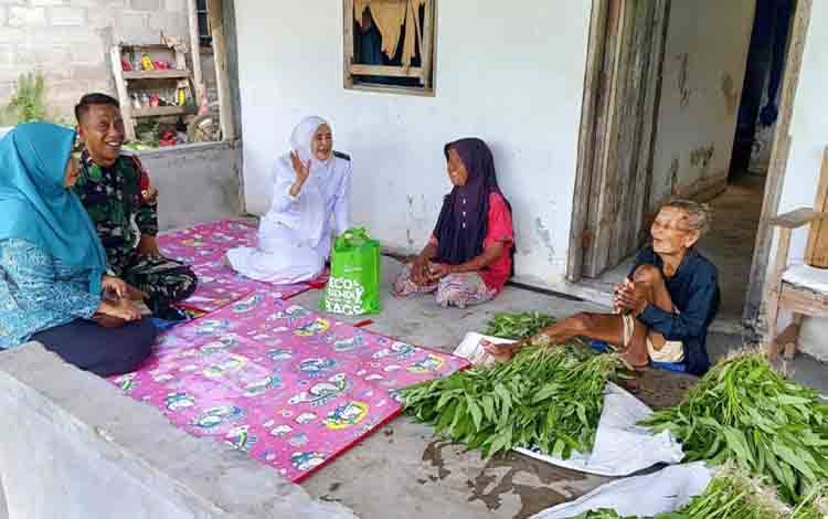 Lurah Kalampangan Bagikan Bingkisan Kemerdekaan untuk Lansia, Wujudkan Semangat Kebersamaan