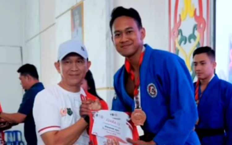 Salah satu anggota Polres Kapuas ketika menerima medali dalam Kejuaraan Judo Bupati Cup 2 Tahun 2025 di Hall Rujab Bupati Kapuas, Minggu, 24 Agustus 2025. (IST)