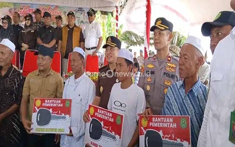 Pemkab Serahkan Bantuan Alat Pertanian Bagi Petani di Kapuas Timur