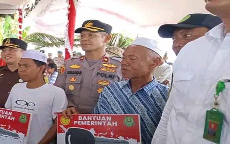 Sinergi Polri dan Petani, Polres Kapuas Apresiasi Panen Raya Padi Lokal di Anjir Serapat