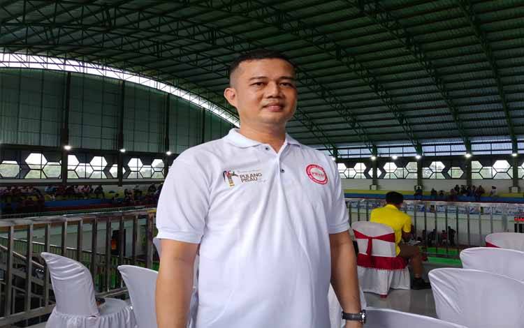 Ketua Persatuan Bola Voli Seluruh Indonesia (PBVSI) Pulpis Deddy Hernawan, usai Diwawancara, Senin, 25 Agustus 2025.( FOTO : RETHA)