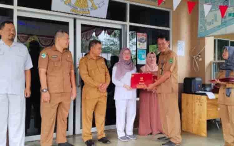 Dirut RSUD Kapuas, dr. Agus Waluyo, ketika menyerahkan Tanda Kehormatan Satyalencana Karya Satya kepada karyawan dan karyawati yang berdedikasi. Acara penyerahan berlangsung di halaman RSUD, Jalan Tambun Bungai, Kuala Kapuas Selasa, 26 Agustus 2025. (FOTO: IST)