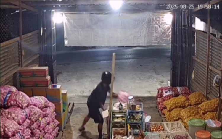 Tangkapan layar rekaman CCTV maling Bawang Karungan di Jalan Rambutan, Kelurahan Baru