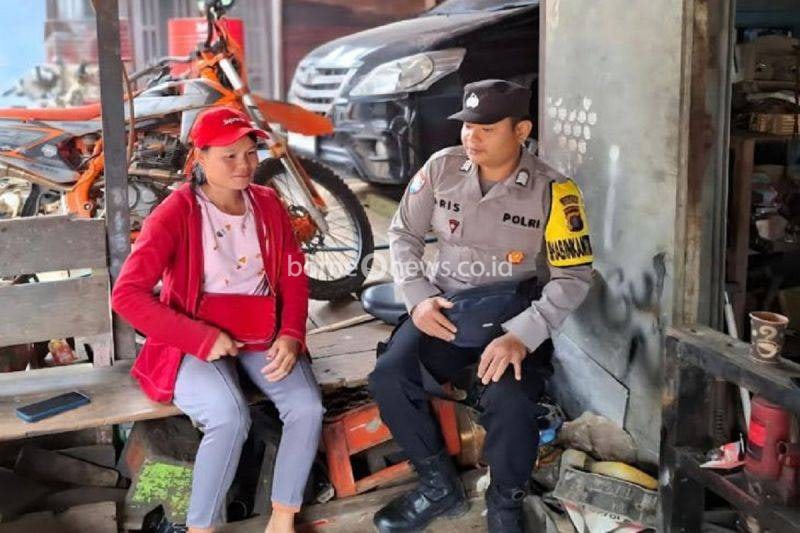 Personel Polsek Kahayan Hulu Utara, Polres Gumas, mensosialisasikan terkait pencegahan aksi premanisme kepada warga di Kelurahan Tumbang Miri, Selasa (26/8/2025). (ANTARA/HO-Polres Gumas)