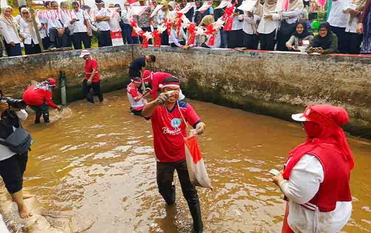 Dinas Perikanan Kotim Gelar Lomba Mengaruhi untuk Lestarikan Tradisi dan Lingkungan