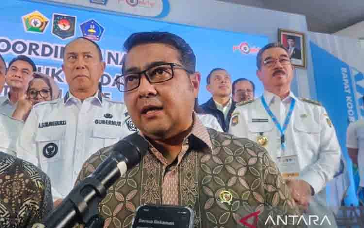 Menteri Ekraf Teuku Riefky Harsya saat diwawancarai saat Rakornas PHD Tahun 2025, di Kendari, Sulra, Rabu (27/8/2025). ANTARA/La Ode Muh Deden Saputra