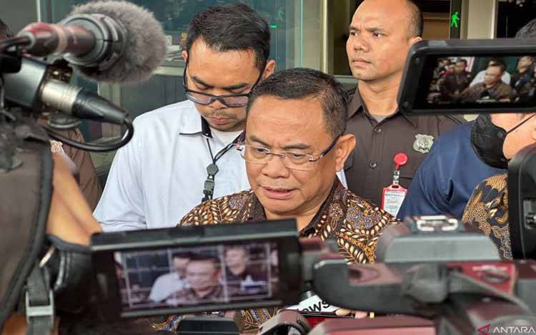 Bupati Pati, Sudewo (tengah) saat memberikan keterangan setelah memenuhi panggilan Komisi Pemberantasan Korupsi di Gedung Merah Putih KPK, Jakarta, Rabu (27/8/2025). ANTARA/Rio Feisal