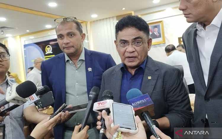 Wakil Ketua Komisi XIII DPR RI Andreas Hugo Pareira bersama Wakil Menteri Hukum Eddy Hiariej di kompleks parlemen, Jakarta, Rabu (27/8/2025). ANTARA/Bagus Ahmad Rizaldi