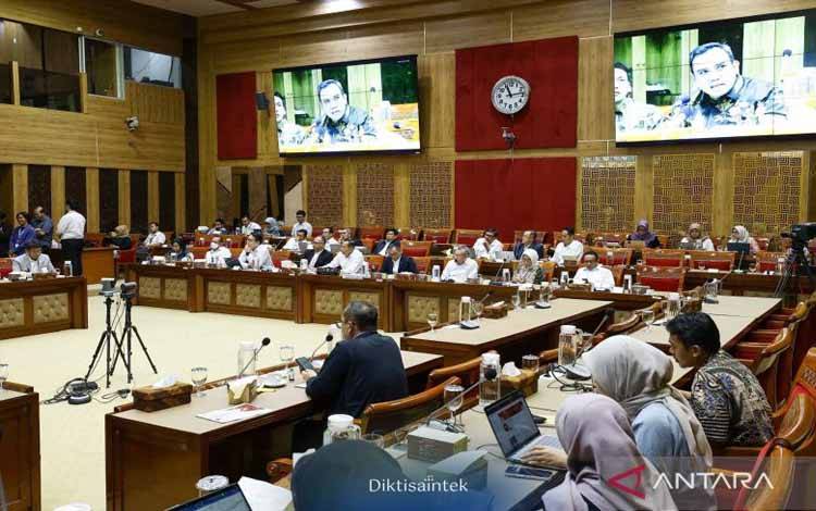 Rapat kerja Kementerian Pendidikan Tinggi, Sains, dan Teknologi (Kemdiktisaintek) dengan Komisi X DPR RI di Kompleks Parlemen, Jakarta, Rabu (27/8/2025). ANTARA/HO-Kemdiktisaintek RI