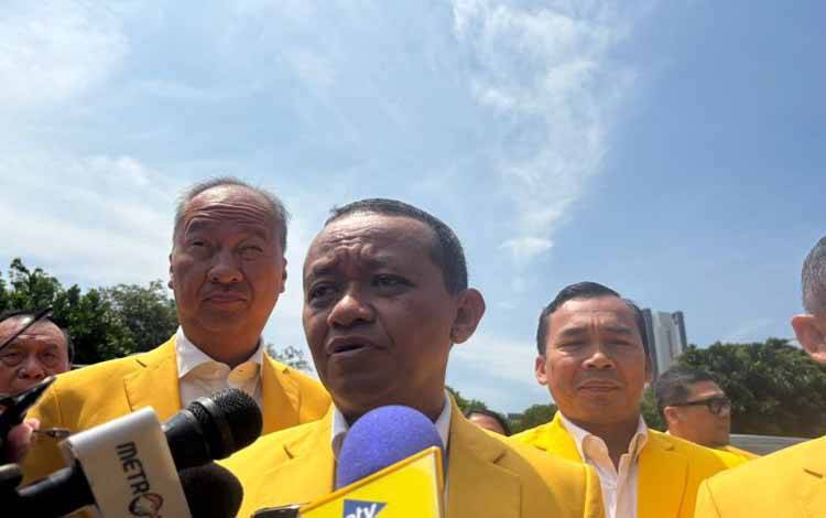 Ketua Umum Partai Golkar Bahlil Lahadalia memberikan keterangan di Istana Kepresidenan Jakarta, Rabu (27/8/2025). ANTARA/Mentari Dwi Gayati