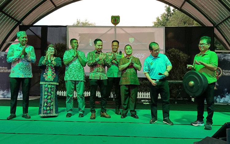 Pj Sekda Barito Timur Buka Festival Budaya Nansarunai Jajaka 2025