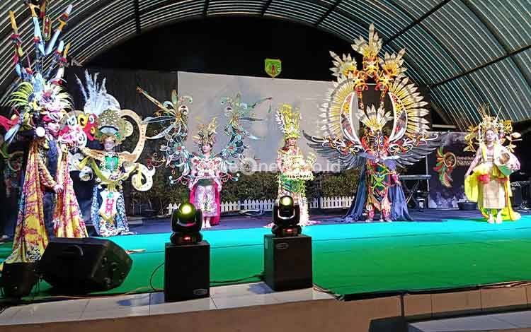 Fashion Carnaval FBNJ 2025 Tampilkan Kostum Bertema Tokoh-Tokoh Legenda Masyarakat Dayak