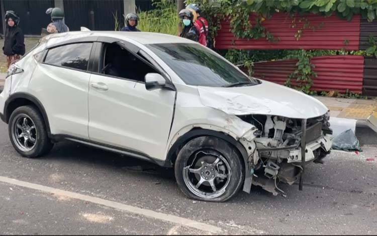 Tabrak Pembatas Jalan, Pengemudi HRV di Sampit Terpental Keluar Mobil