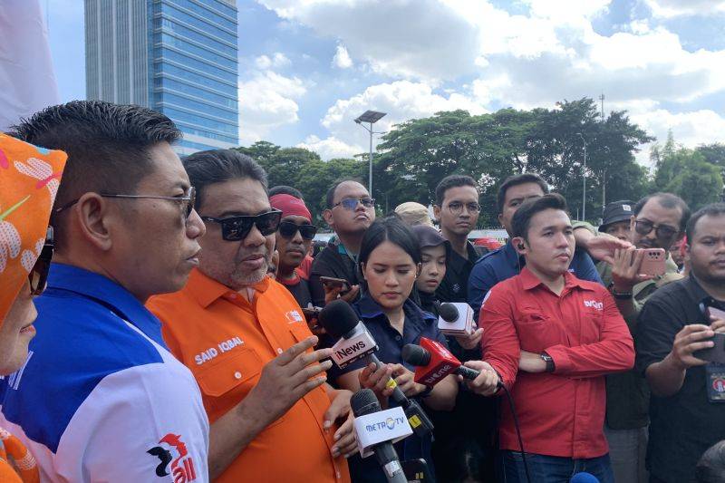 Ketua Umum Partai Buruh Said Iqbal menggelar jumpa pers di depan Gedung DPR/MPR di Jakarta, Kamis (28/8/2025). ANTARA/Mario Sofia Nasution.