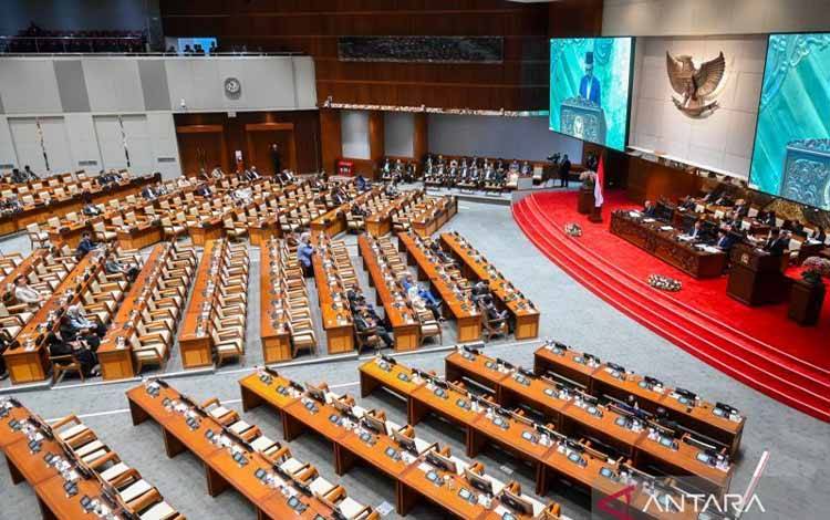 Suasana Rapat Paripurna ke-4 DPR RI Masa Sidang I Tahun Sidang 2025-2026 di Kompleks Parlemen, Senayan, Jakarta, Selasa (26/8/2025). Rapat tersebut menyetujui Rancangan Undang-Undang (RUU) tentang Perubahan Ketiga atas UU Nomor 8 Tahun 2019 tentang Penyelenggaraan Haji dan Umrah menjadi undang-undang, yang isinya membentuk Kementerian Haji dan Umrah serta persetujuan terhadap permohonan pertimbangan pemberian kewarganegaraan RI kepada sembilan atlet untuk memperkuat tim nasional RI di ajang inte