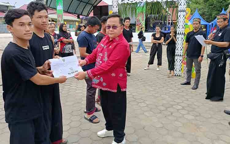 Pesona Lawang Sakepeng Meriahkan Festival Budaya Nansarunai Jajaka 2025 di Bartim