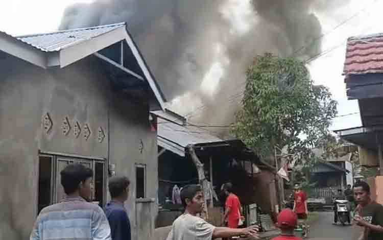 Kawasan Padat Penduduk di Banjarmasin Dilahap Api, Empat Rumah Hangus