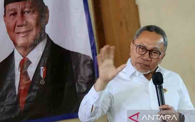 Menteri Koodinator Bidang Pangan Zukifli Hasan saat mengunjungi Koperasi Kelurahan Merah Putih Gedawang, Kota Semarabg, Kamis (28/8/2025). (ANTARA/I.C. Senjaya)