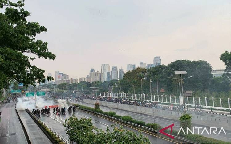 Mahasiswa Bentrok dengan Petugas Pengamanan
