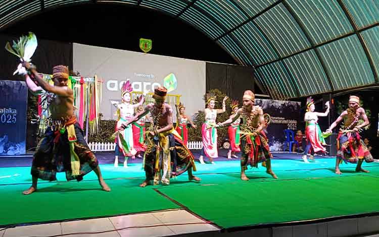 Sanggar Layu Pintaruan Sabet Juara Lomba Tari Daerah FBNJ 2025 di Barito Timur