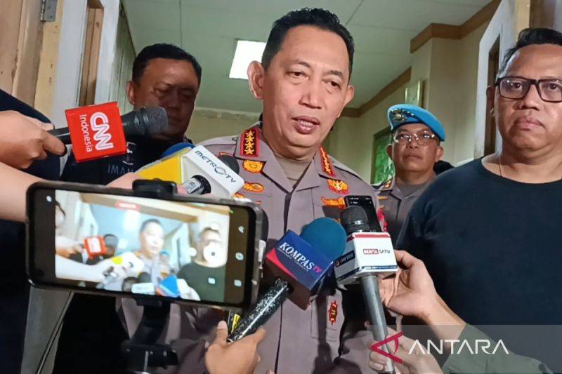 Kapolri Jenderal Pol Listyo Sigit Prabowo saat memberi keterangan kepada media di Jakarta, Jumat (29/8/2025). ANTARA/Khaerul Izan.