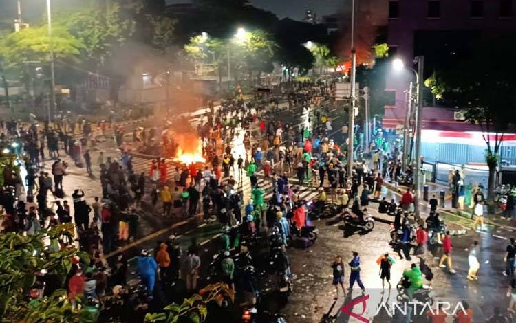 Massa masih Bertahan di Kawasan Mako Brimob Kwitang hingga Dini Hari