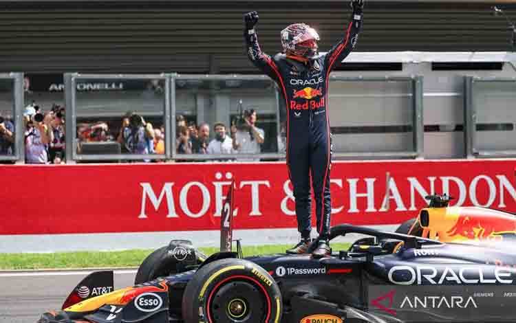 Pembalap Red Bull Racing Max Verstappen berselebrasi usai menjuarai sprint race F1 GP Belgia di sirkuit Spa-Francorchamps, Stavelot, Belgium, Sabtu (26/7/2025). Max Verstappen berhasil menang disusul dua pembalap Mclaren Oscar Piastri di posisi kedua dan Lando Norris diposisi ketiga. ANTARA FOTO/Xinhua/Qian Jun/bar