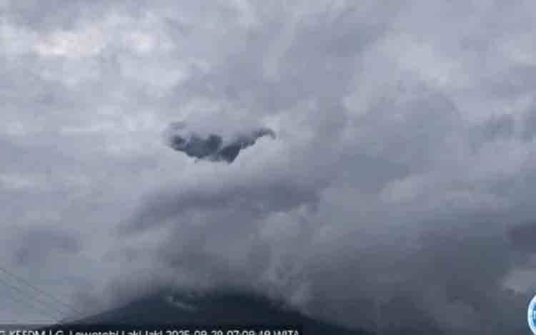 Gunung Lewotobi Laki-Laki di Kabupaten Flores Timur (Flotim), Nusa Tenggara Timur (NTT), erupsi dengan tinggi kolom abu teramati kurang lebih 500 meter di atas puncak atau kurang lebih 2.084 meter di atas permukaan laut, Jumat (29/8/2025) pukul 12.12 WITA. ANTARA/HO-PVMBG