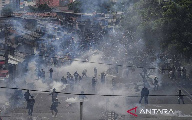 Pengunjuk rasa menghindari tembakan gas air mata dari anggota kepolisian di kawasan Pejompongan, Jakarta, Kamis (28/8/2025). ANTARA FOTO/Galih Pradipta/bar/aa.